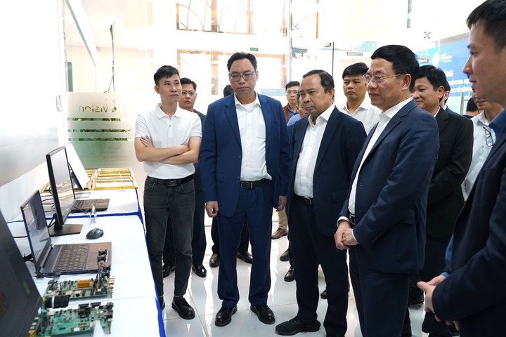 Bộ trưởng Nguyễn Mạnh Hùng: Muốn vươn ra thế giới, doanh nghiệp không chỉ dừng ở thiết kế, tích hợp hay sản xuất, mà còn phải...